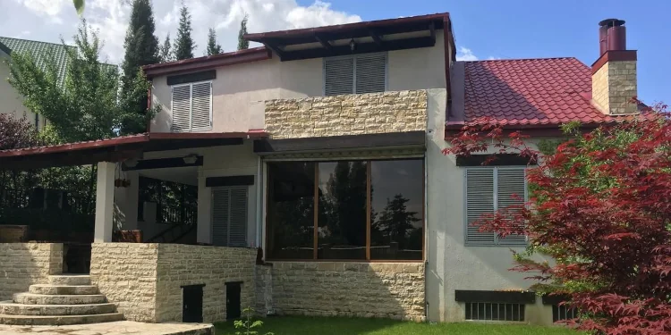 Ремонт дома снаружи и внутри: комплексные работы под ключ